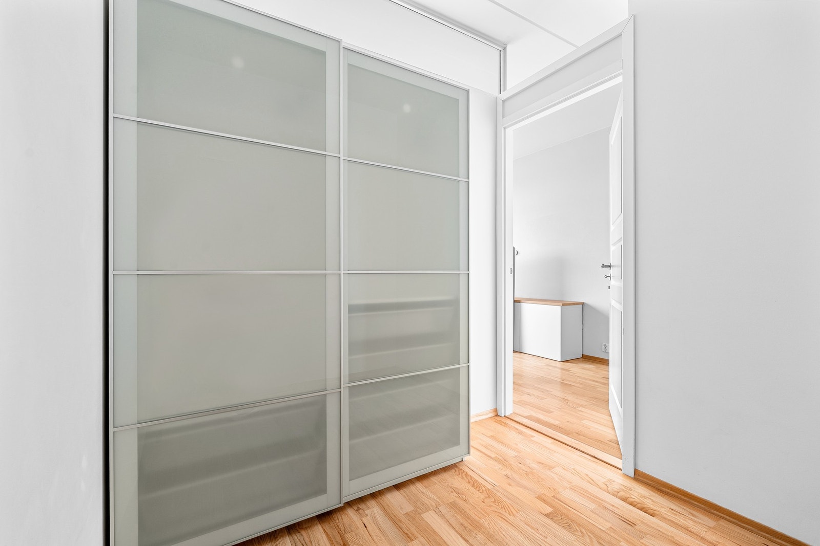 Det er godt med plass til ønsket møblement som bl.a. diverse garderobeløsninger. Galleribilde