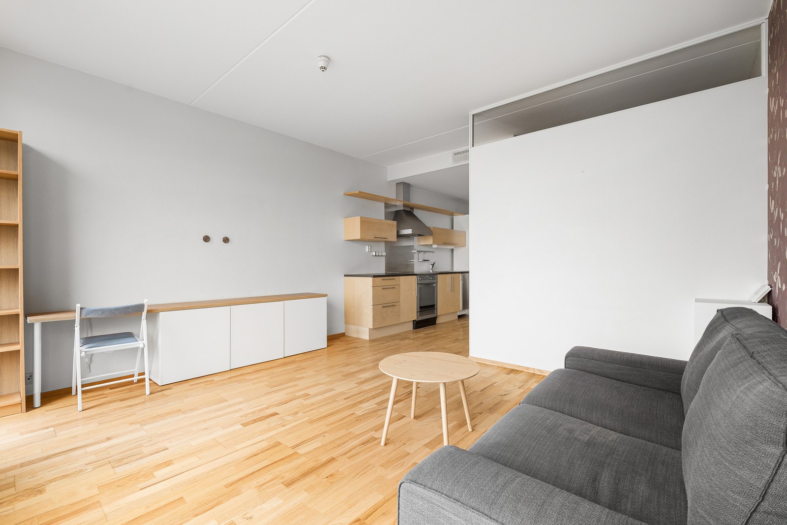 Leiligheten har en lys og åpen stue/kjøkkenløsning ca. 26,5 kvadratmeter. Galleribilde