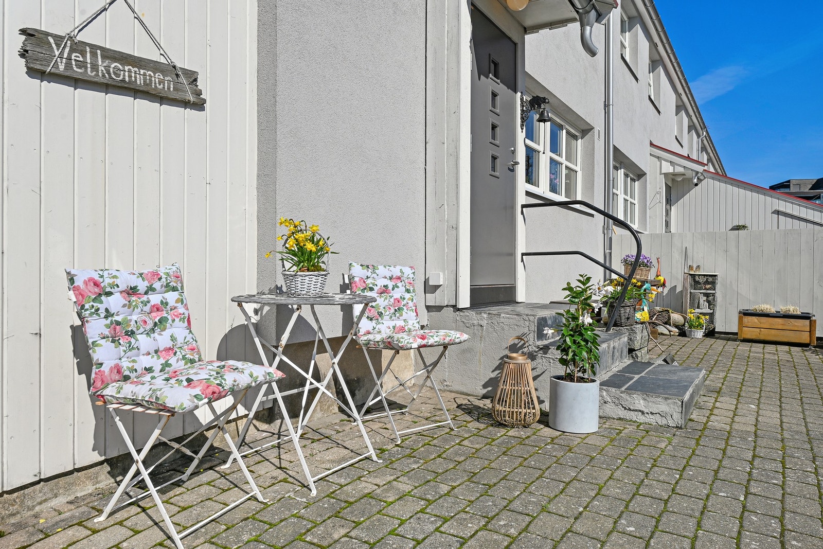 Frokosten kan nytes ved inngangen Galleribilde