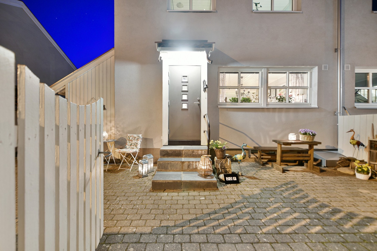 Uteplass med morgensol Galleribilde