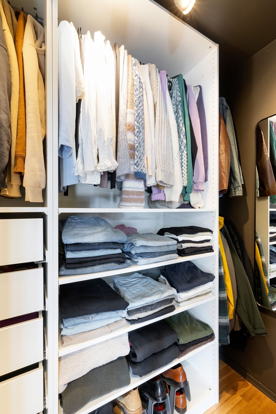 Like ved hovedsoverom i gangen har boden blitt innredet som walk-in garderobe (ikke godkjent til varig opphold). Galleribilde