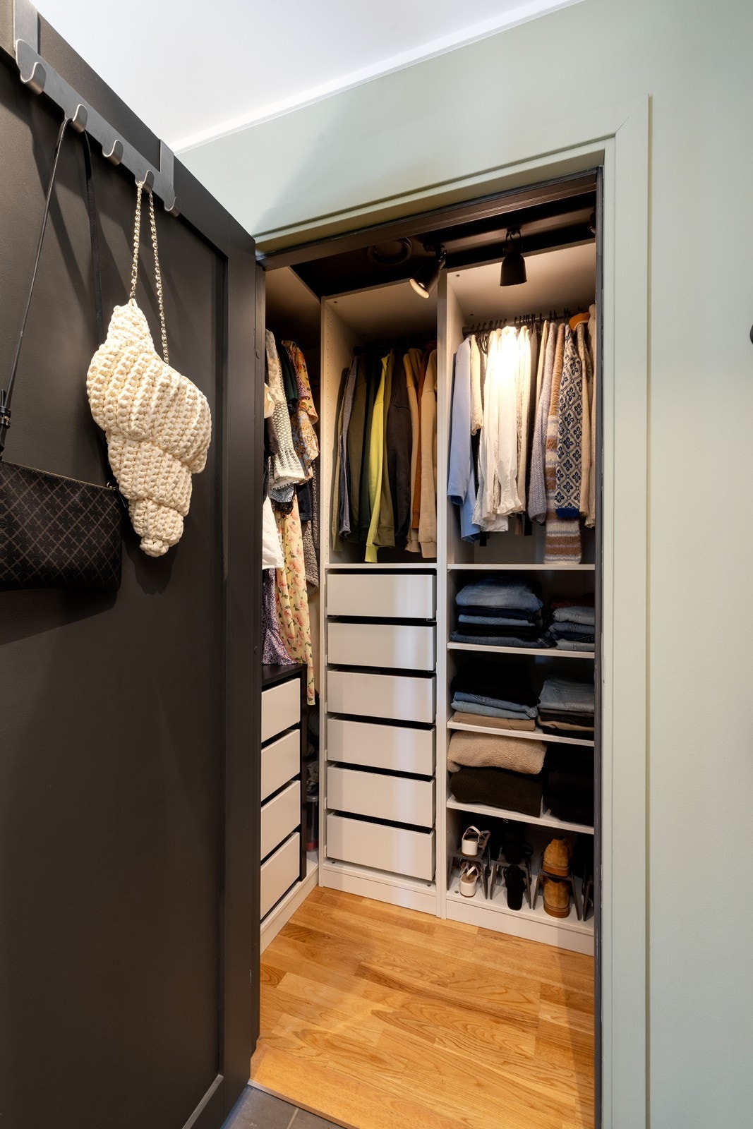 Like ved hovedsoverom i gangen har boden blitt innredet som walk-in garderobe (ikke godkjent til varig opphold). Galleribilde