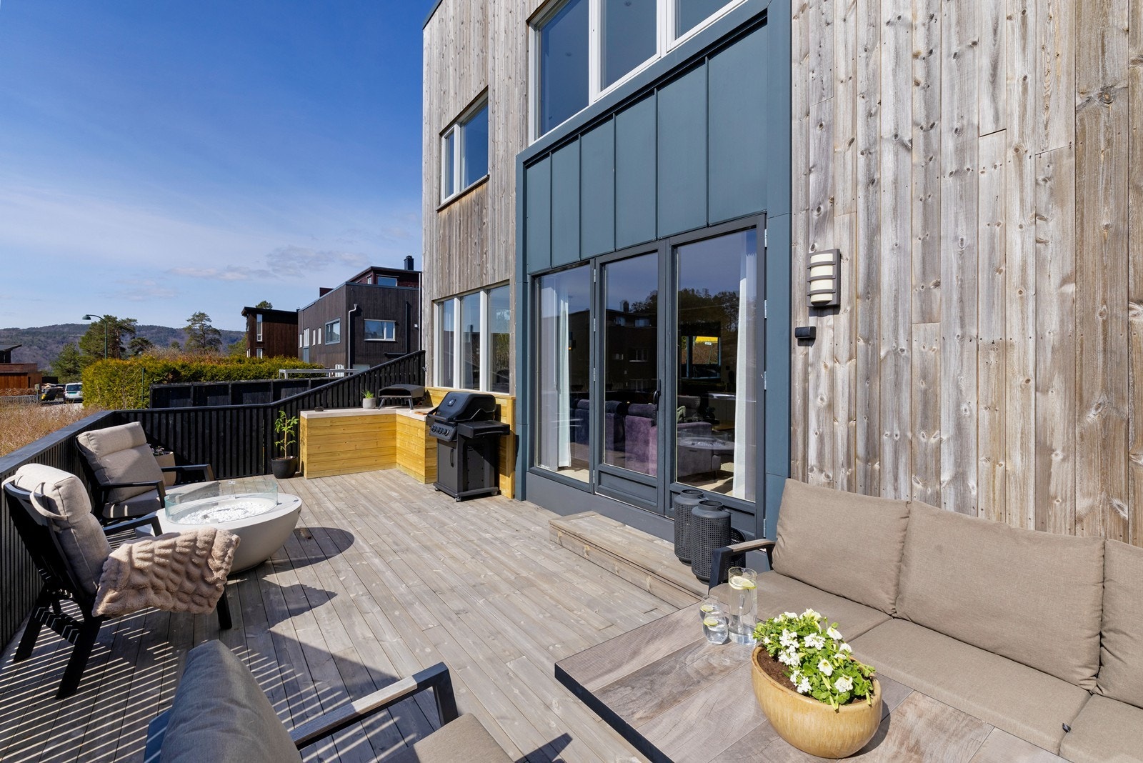Fra stuen er det utgang til sørvestvendt terrasse. Uteområdet er romslig, solrikt og har god plass til utemøblement, grill mm Galleribilde