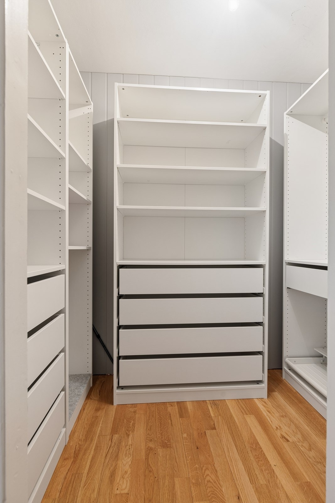 Praktisk walk-in garderobe Galleribilde