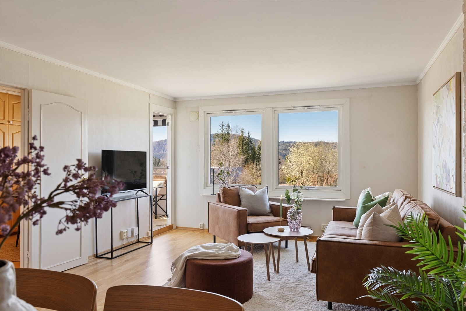 Utgang til balkong fra stuen Galleribilde