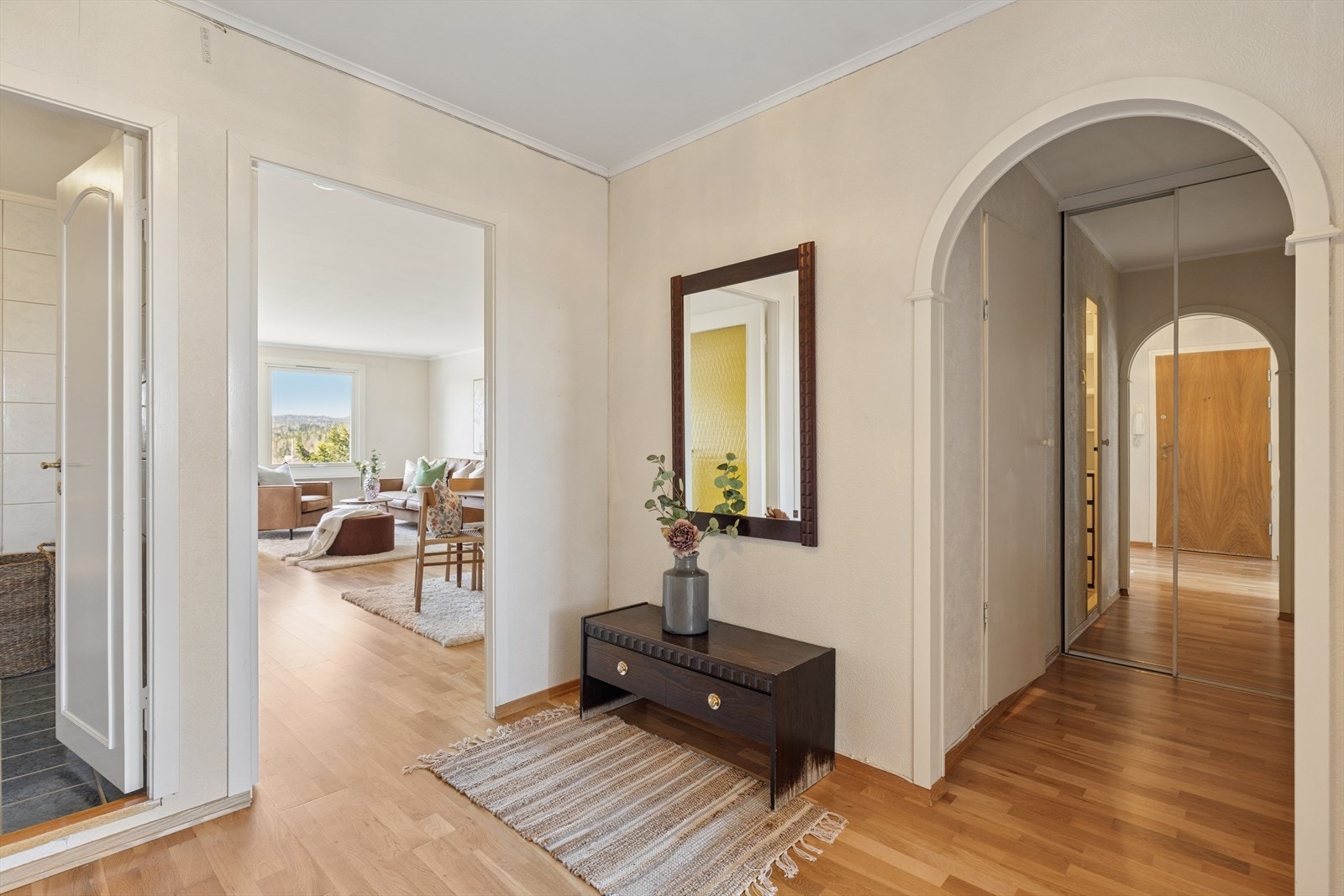 Romslig entré Galleribilde