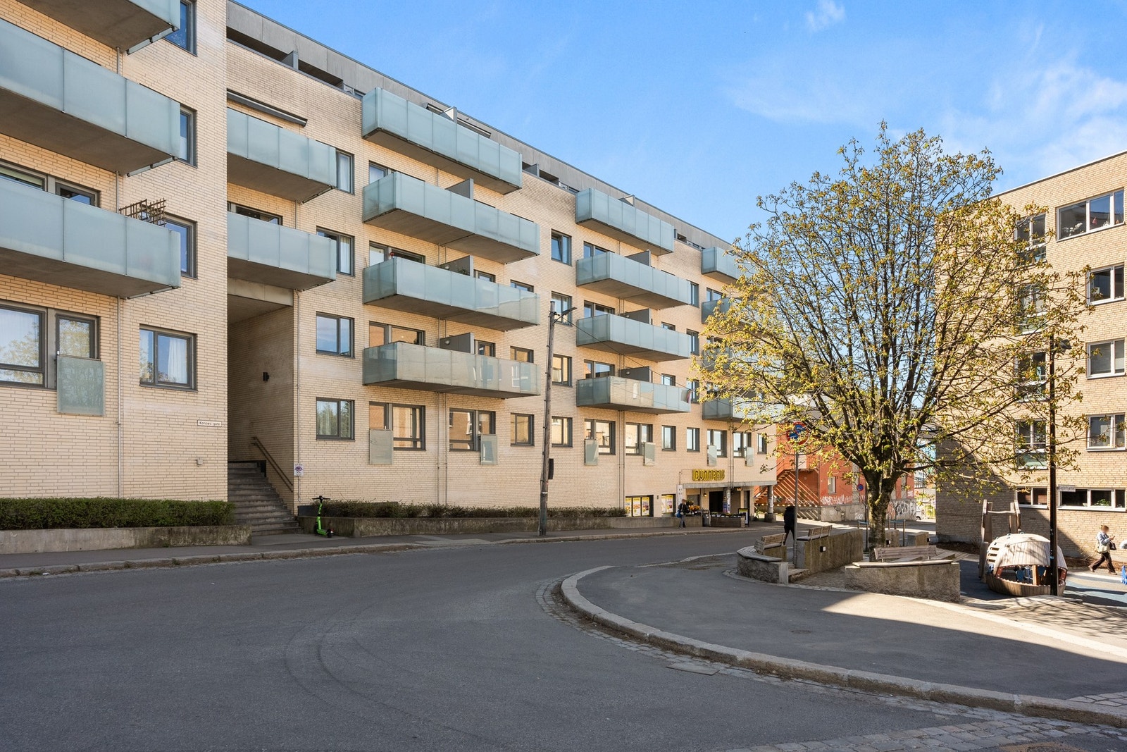 Ved foten av Ekebergskrenten ligger "Nye Gamlebyen", et meget attraktivt boligområde med en fin kombinasjon av nybygg og historiske bygg. God bussforbindelse og på kun 5min er du på Barcode med alle fasiliteter! Galleribilde