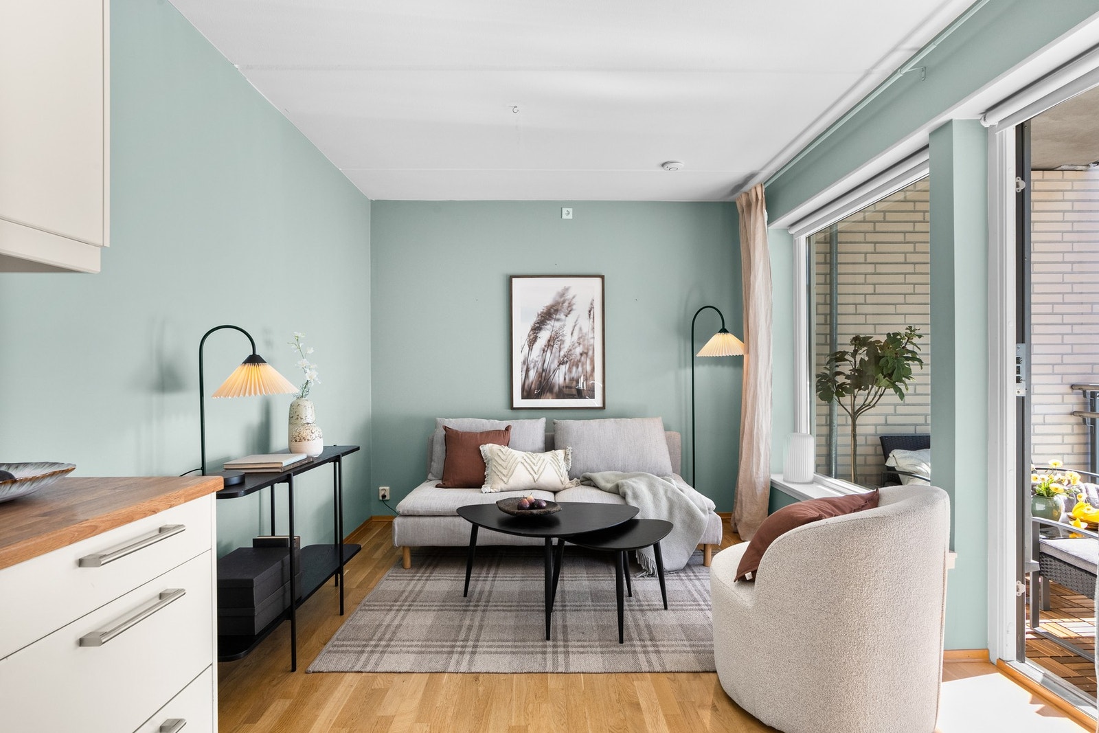 I stuen er det plass til sofagruppe med salongbord og mediemøblement med TV. Galleribilde