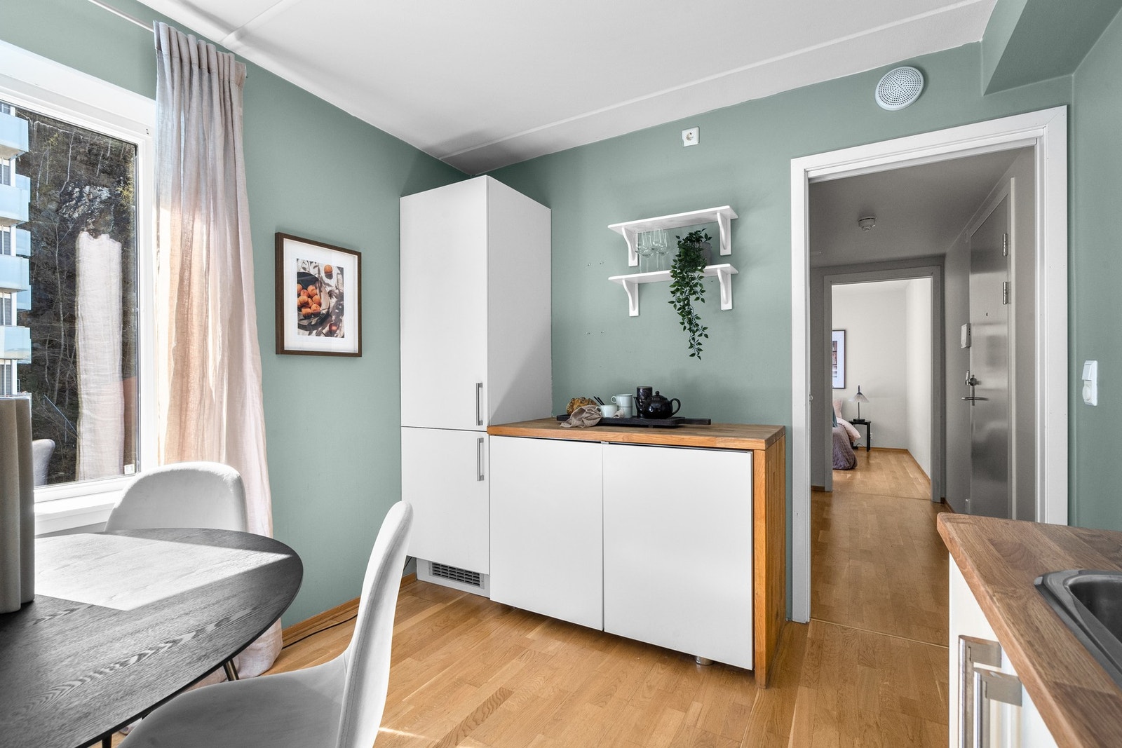 Innredningen på den andre veggen har benkeplate av treverk. Galleribilde