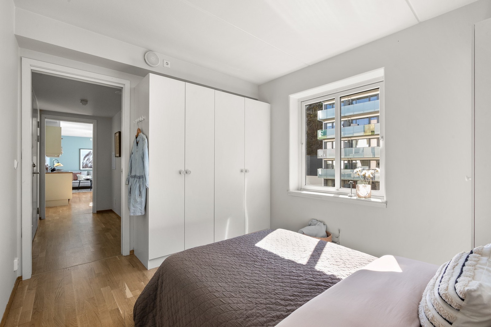 På soverommet er det plass til dobbeltseng med tilhørende nattbord, samt god oppbevaringsplass i flere garderobeskap som medfølger i handelen. Galleribilde