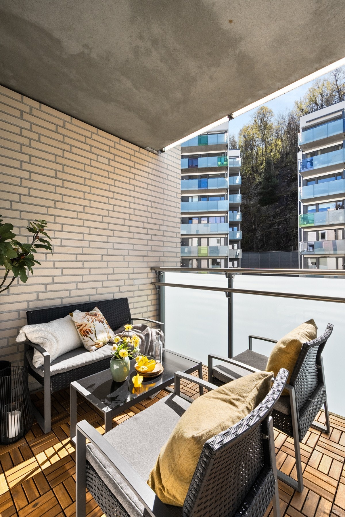 Fra stuen har du utgang til en solrik sydvendt balkong på 7m² som er perfekt for lange og late sommerdager! Galleribilde