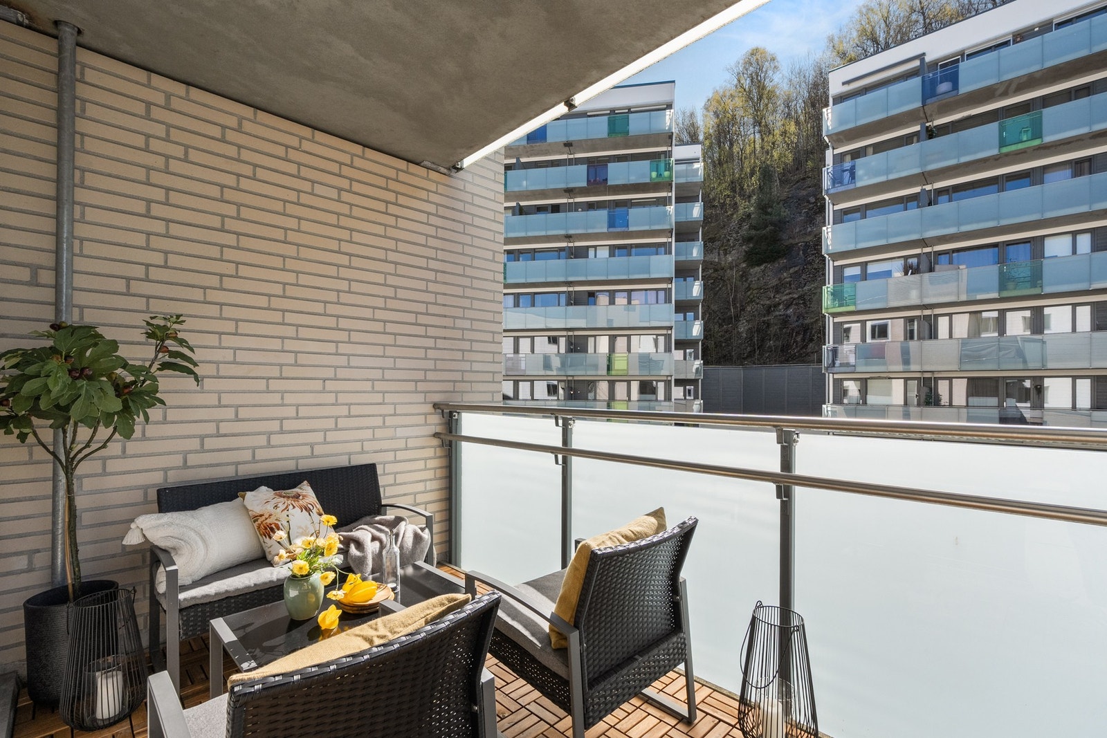 Balkongen er overbygget, har treheller på gulv og rekkverk med glassfelt. Det er god plass til sittegruppe etter eget ønske og behov. Galleribilde