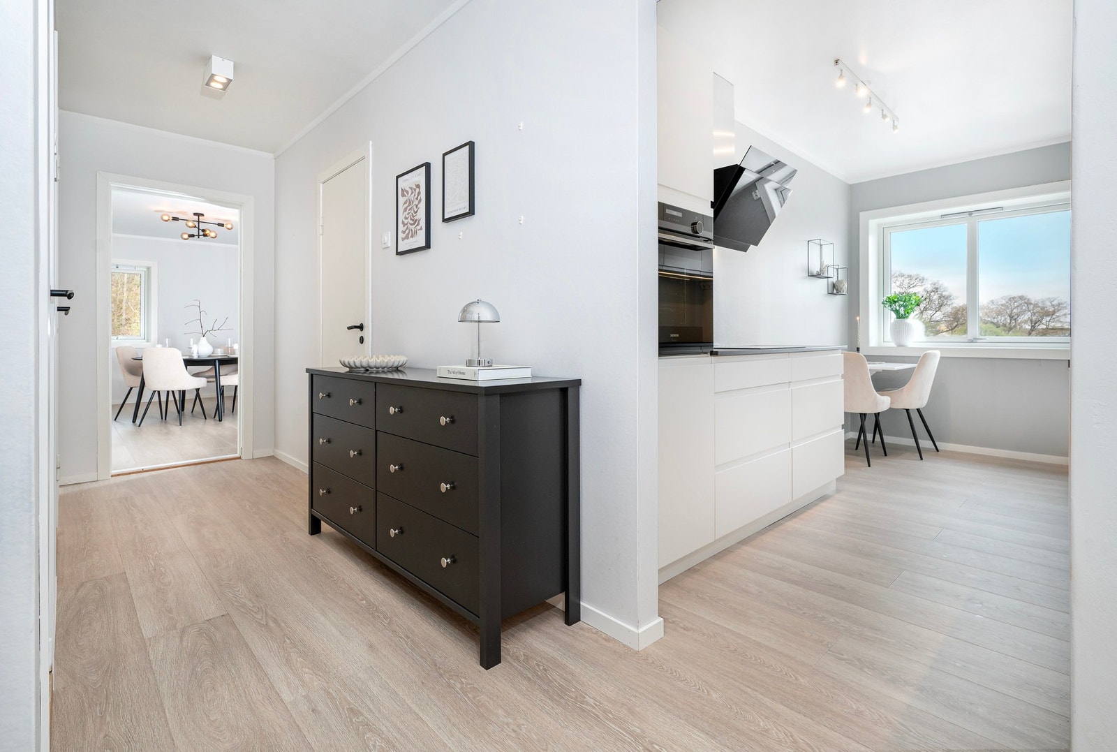 Laminat på gulv og malte plater på vegg. Galleribilde
