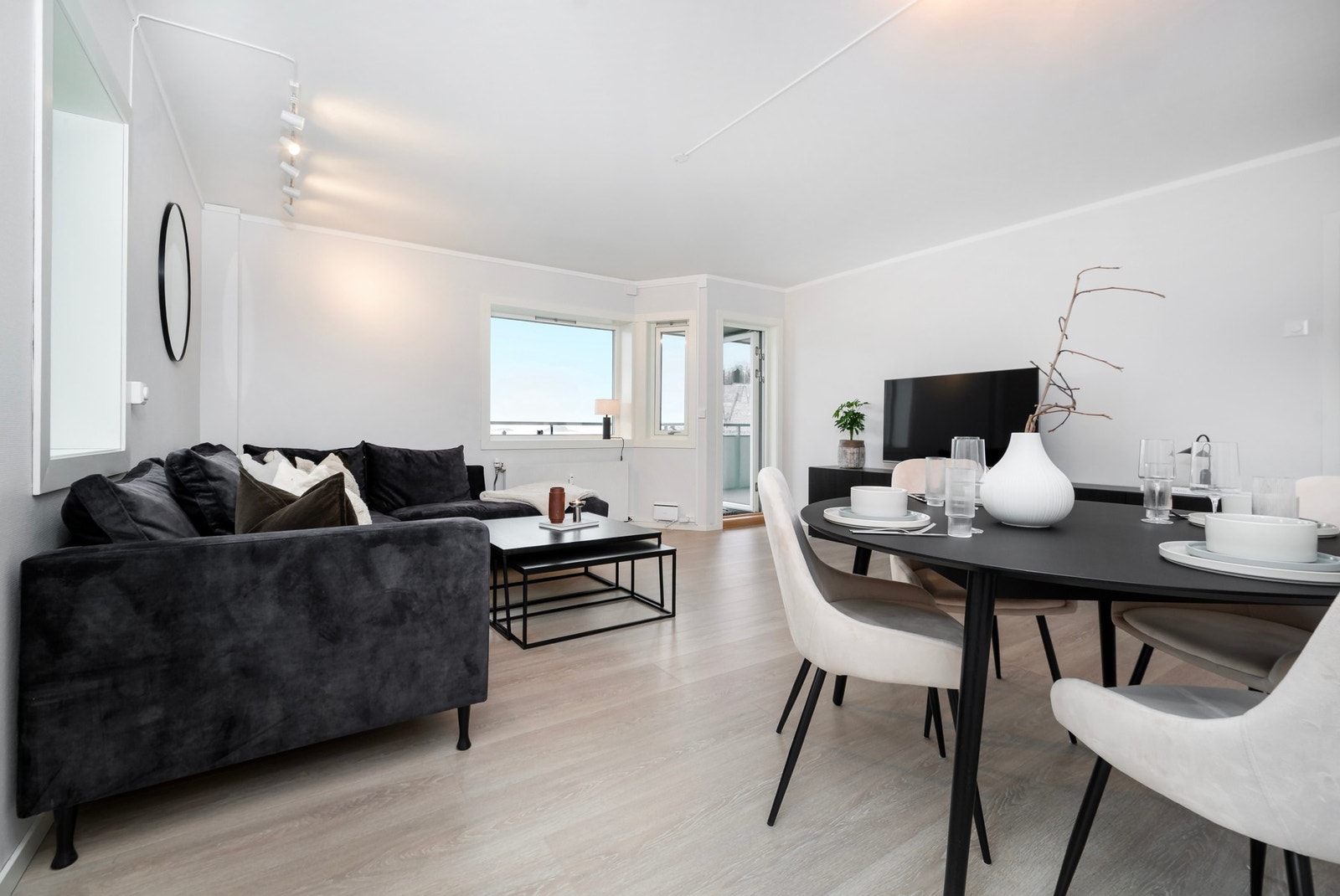 Stor stue med naturlige soner. Galleribilde