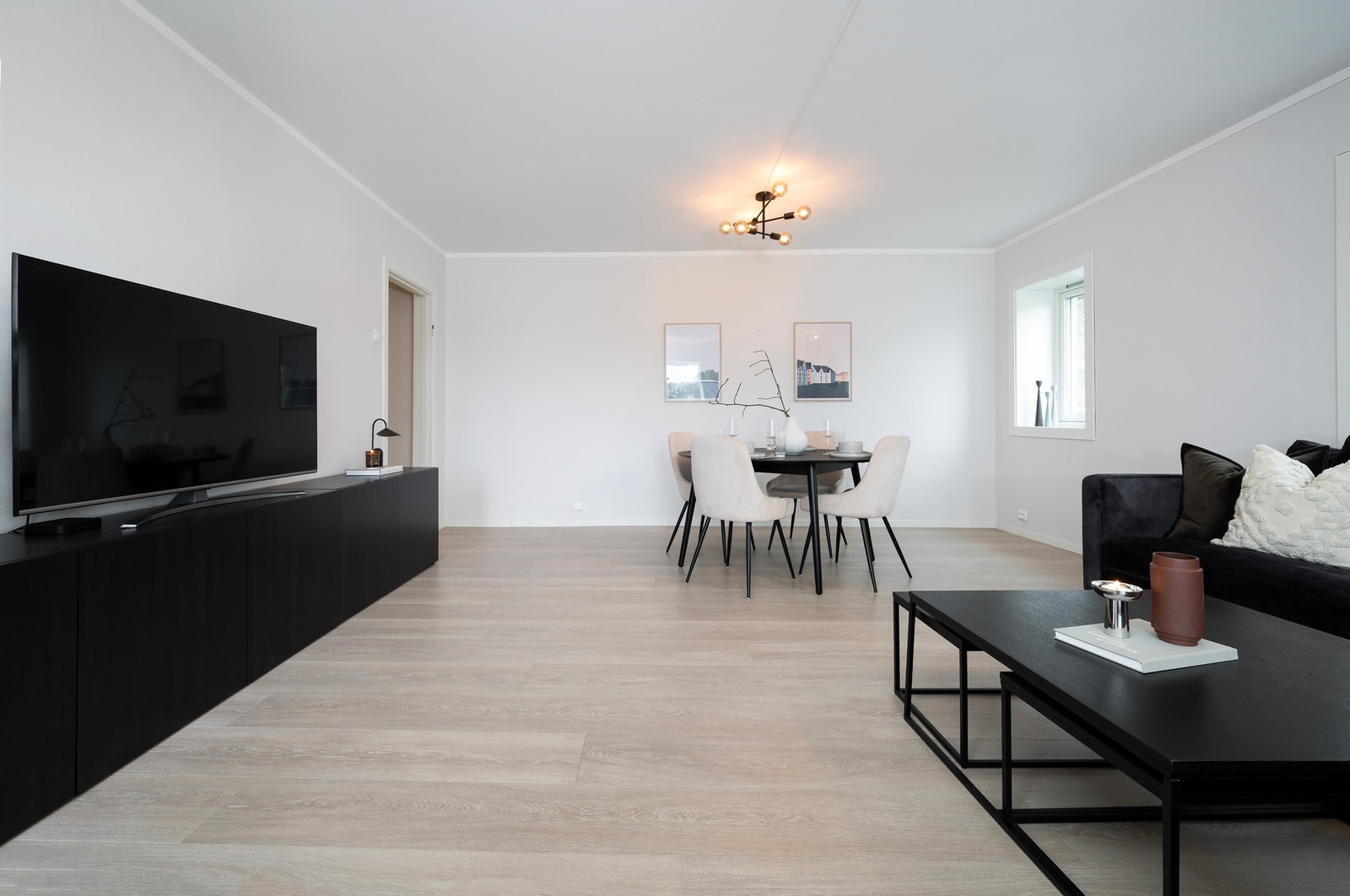 Det er installert fjernvarme med radiatorovn på stue. Galleribilde