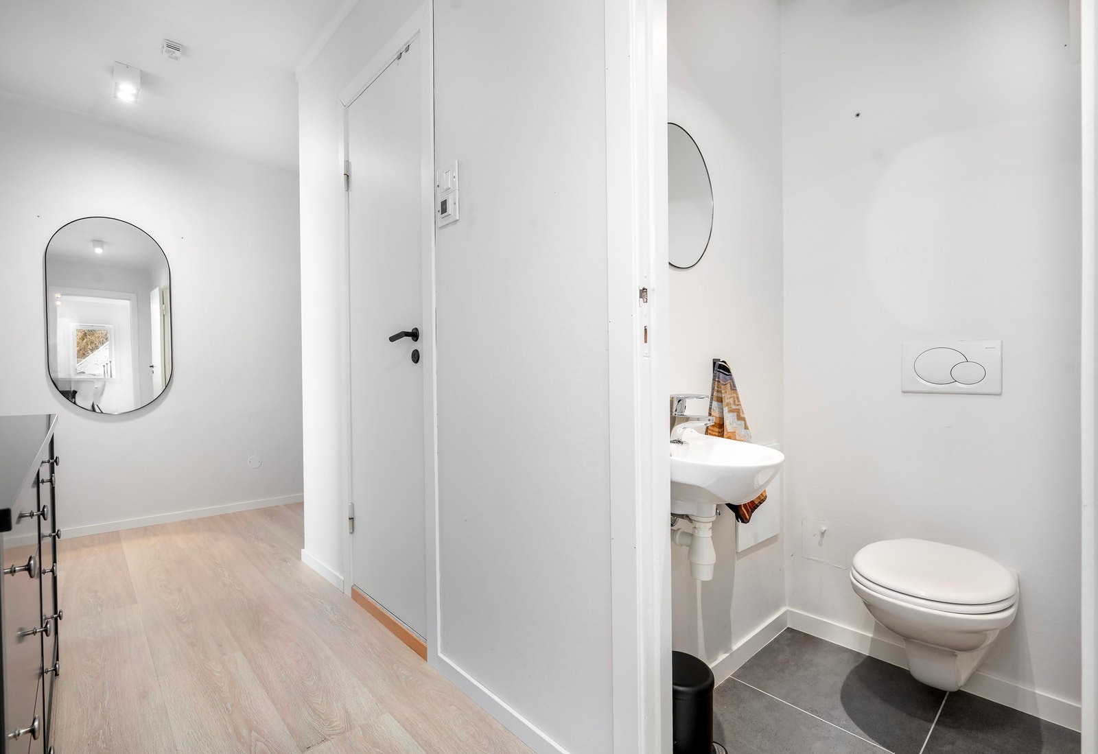 Separat wc med vegghengt toalett og servant. Galleribilde