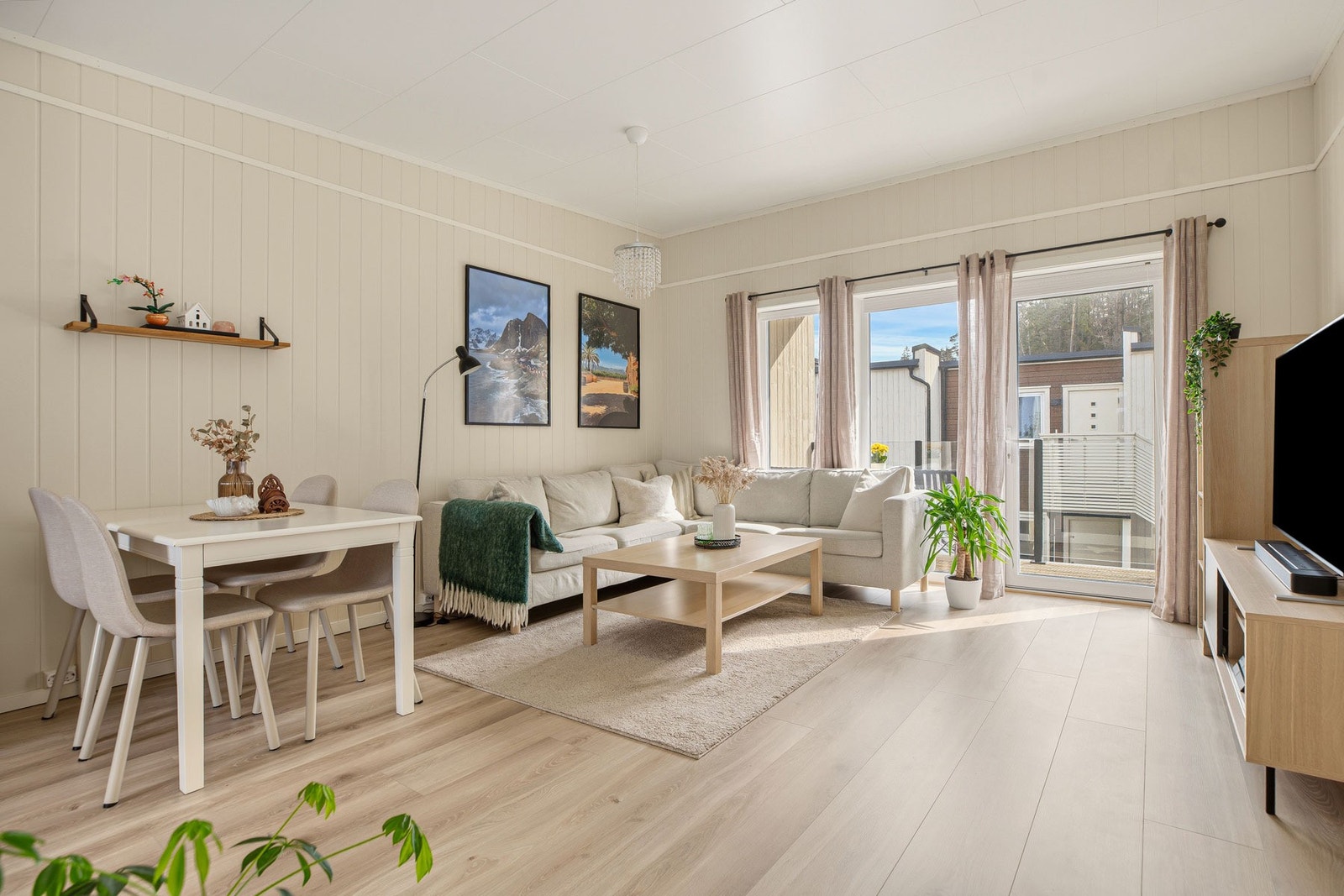Direkte utgang til veranda fra stuen Galleribilde