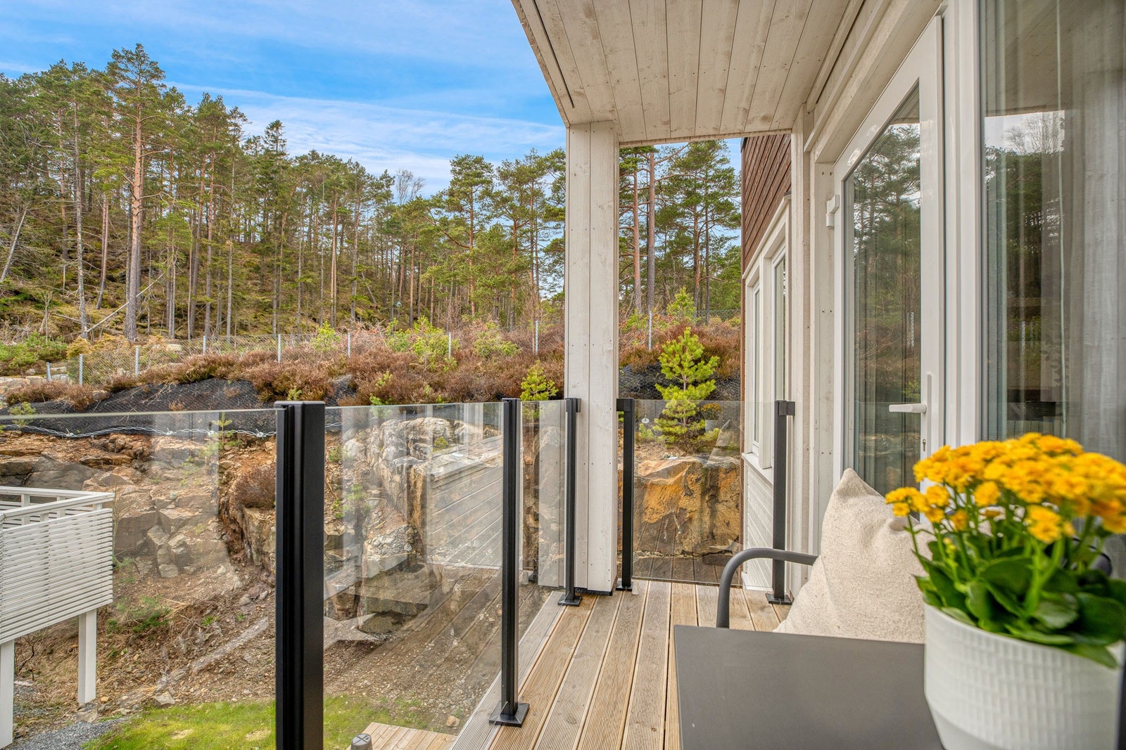 Solrik veranda som forlenger oppholdsrommet Galleribilde