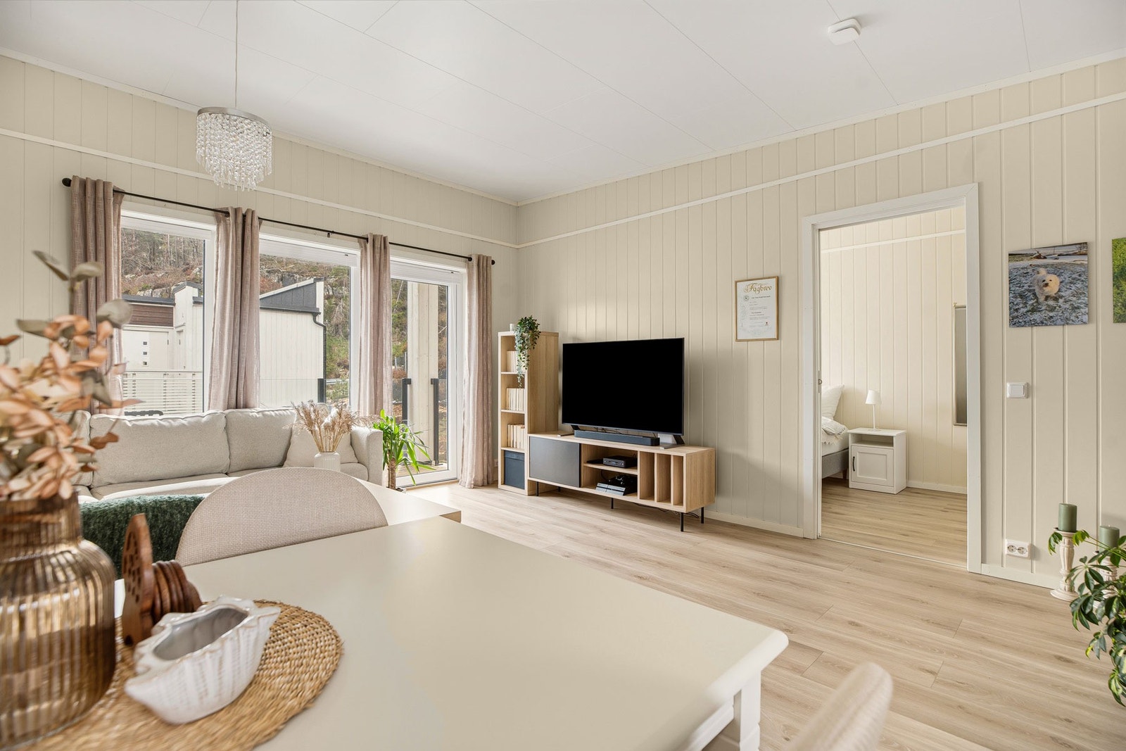 Store vindusflater som gir mye naturlig lys Galleribilde