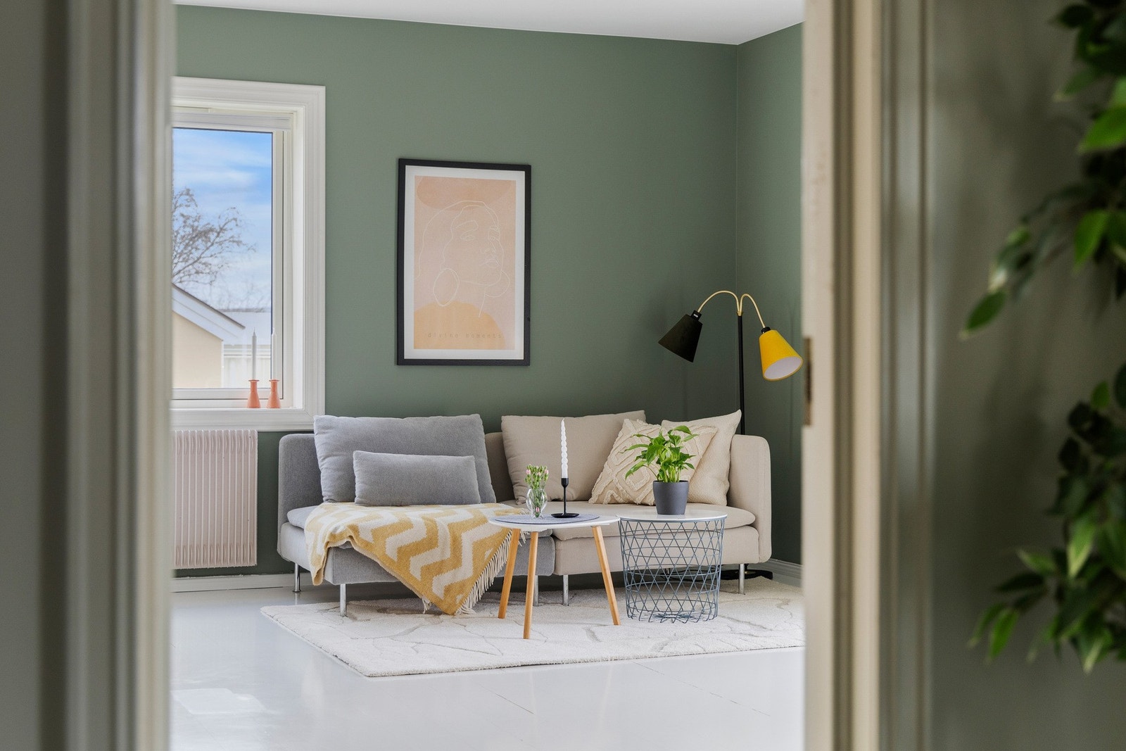 Videre er det plass til sofagruppe, sofabord og mediemøblement. Galleribilde