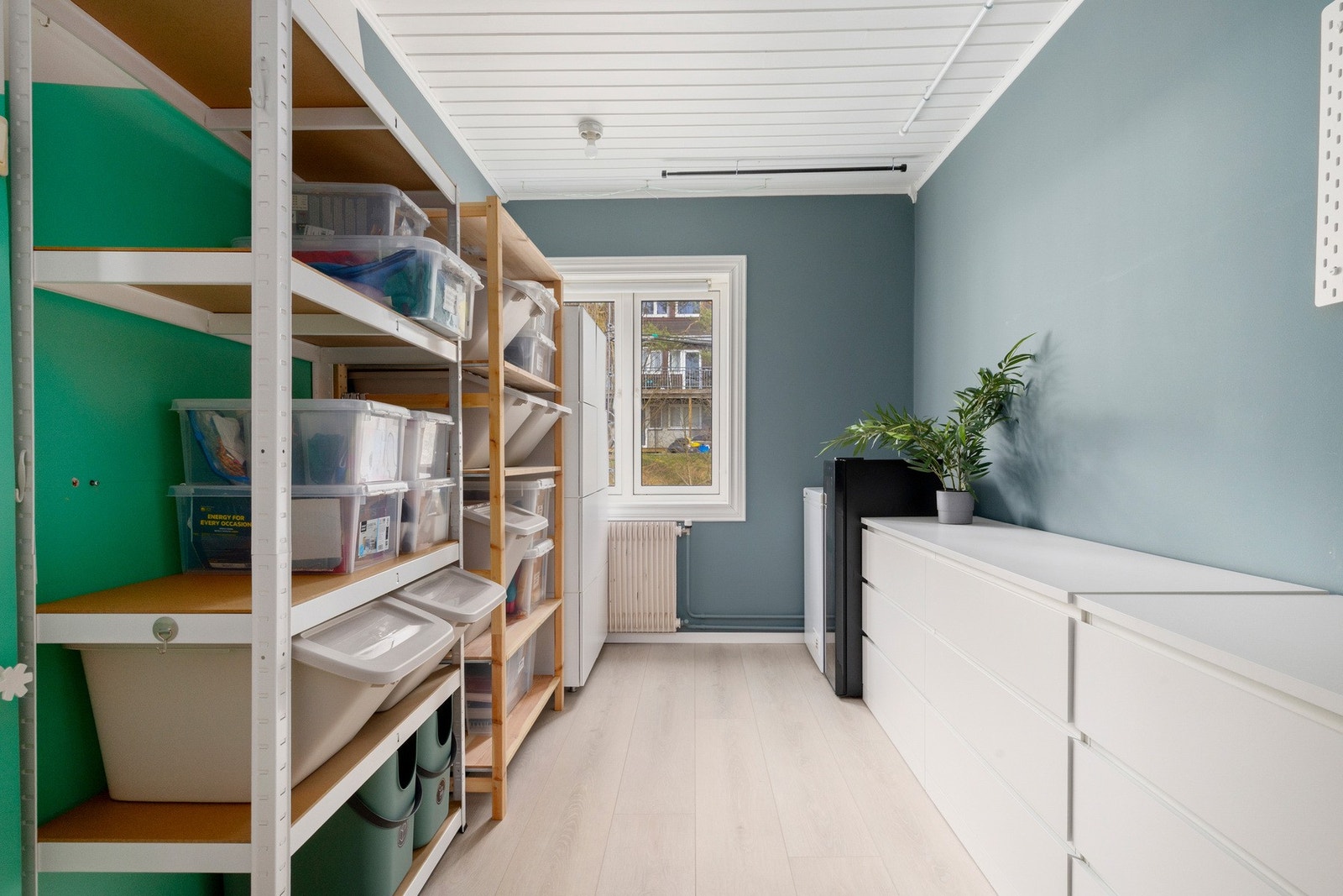 Det tredje soverommet blir i dag brukt til oppbevaring. Her har du flere muligheter til å innrede rommet akkurat slik du ønsker! Galleribilde