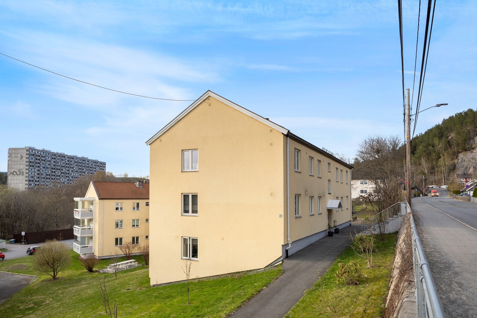 Leiligheten ligger i 3.etasje, øverst i blokka! Galleribilde