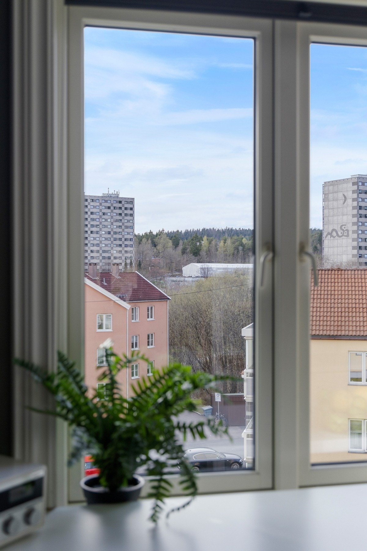 Fra kjøkkenet er det et hyggelig utsyn marka. Galleribilde