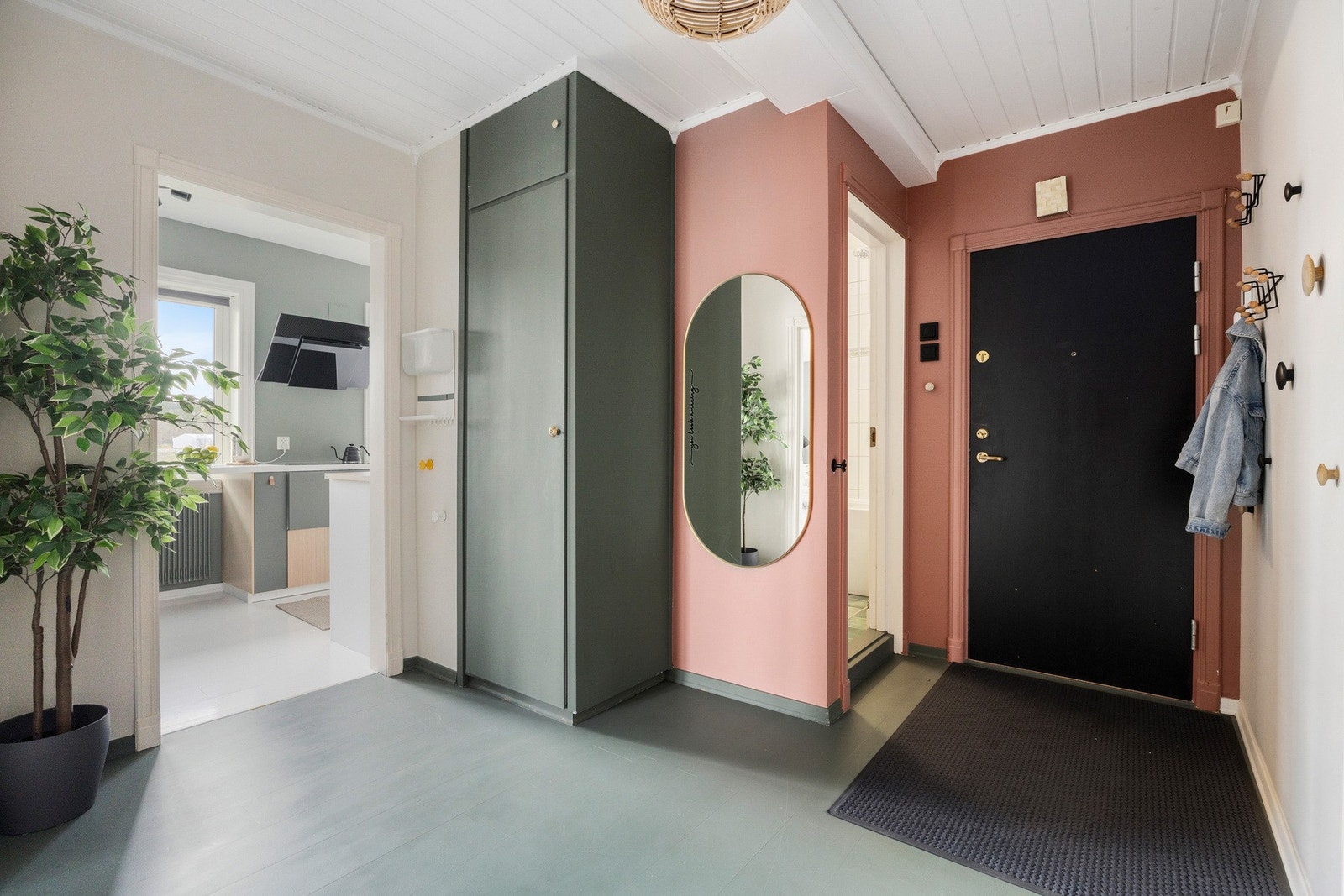 Velkommen hjem! Her får du en frisk og hyggelig velkomst, som gir et godt førsteinntrykk av boligen. Galleribilde