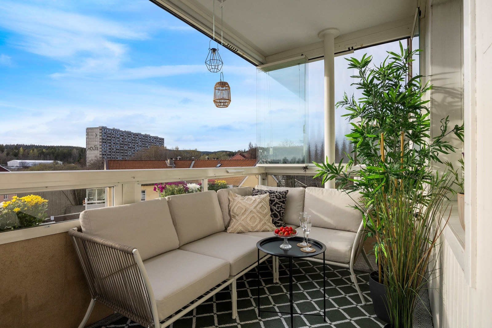 Balkongen gir plass for lounge, grill og ulik beplantning. Galleribilde