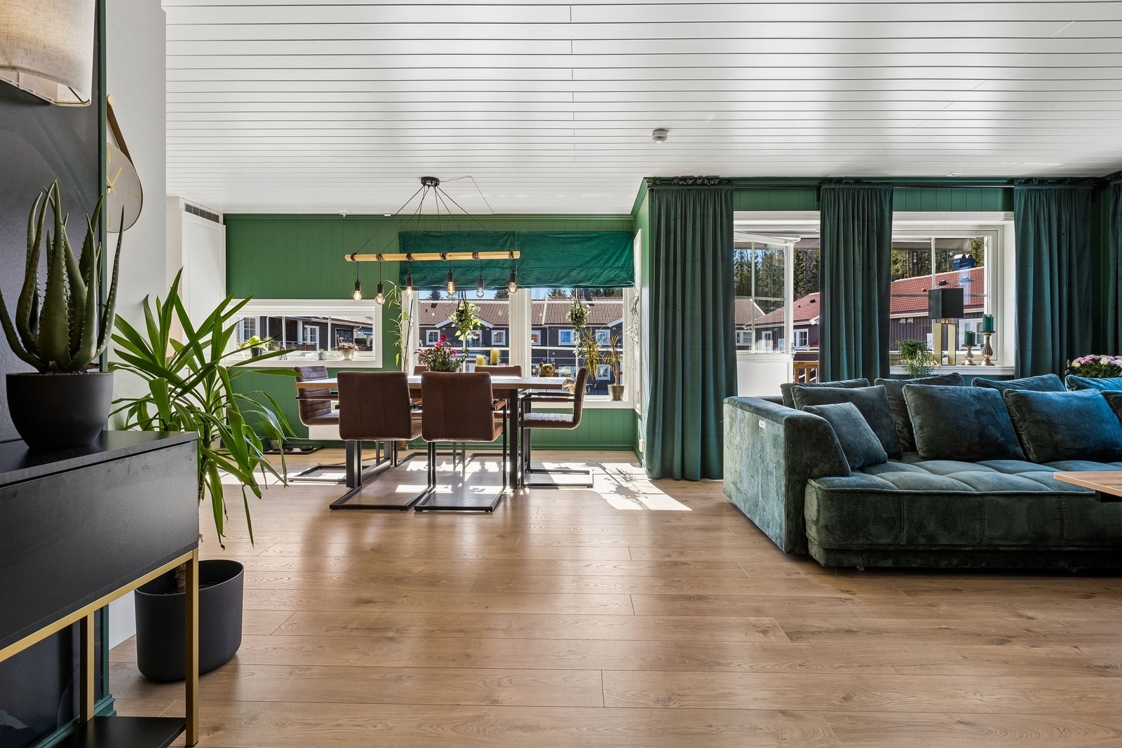 Romslig og lys, spisestue og stue. Samt utgang til veranda Galleribilde