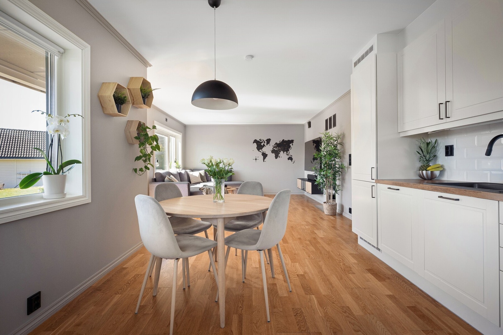 Spiseplassen ligger naturlig tilknyttet kjøkkenet ved store vindusflater, som gir rikelig med dagslys og en hyggelig atmosfære rundt spisebordet. Galleribilde