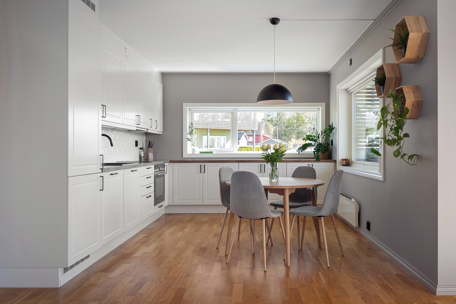 Pent og moderne kjøkken med en praktisk og funksjonell utforming som gjør matlagingen både enkel og hyggelig. Det er godt med skap- og benkeplass. Galleribilde