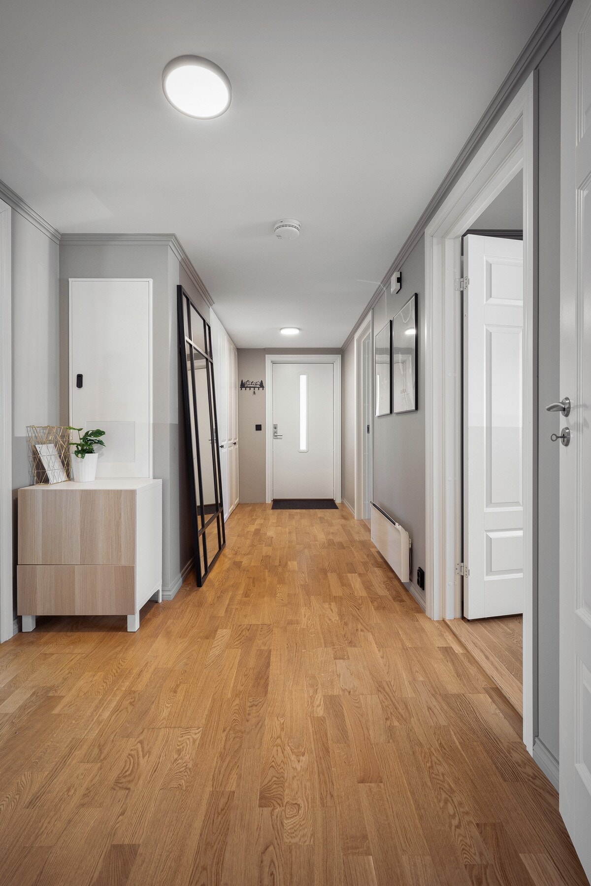 Her er det god plass til yttertøy og sko, samt praktiske skyvedørsgarderober og plassbygde garderobeløsninger som sørger for rikelig med oppbevaringsplass. Galleribilde
