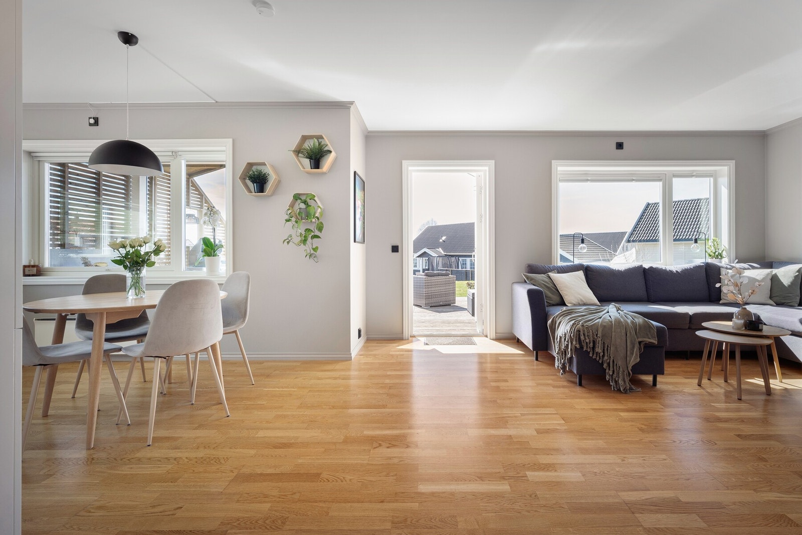 Lys og romslig stue med en åpen og sosial løsning mot spiseplass og kjøkken, som skaper en naturlig samlingsplass for familie og gjester. Galleribilde