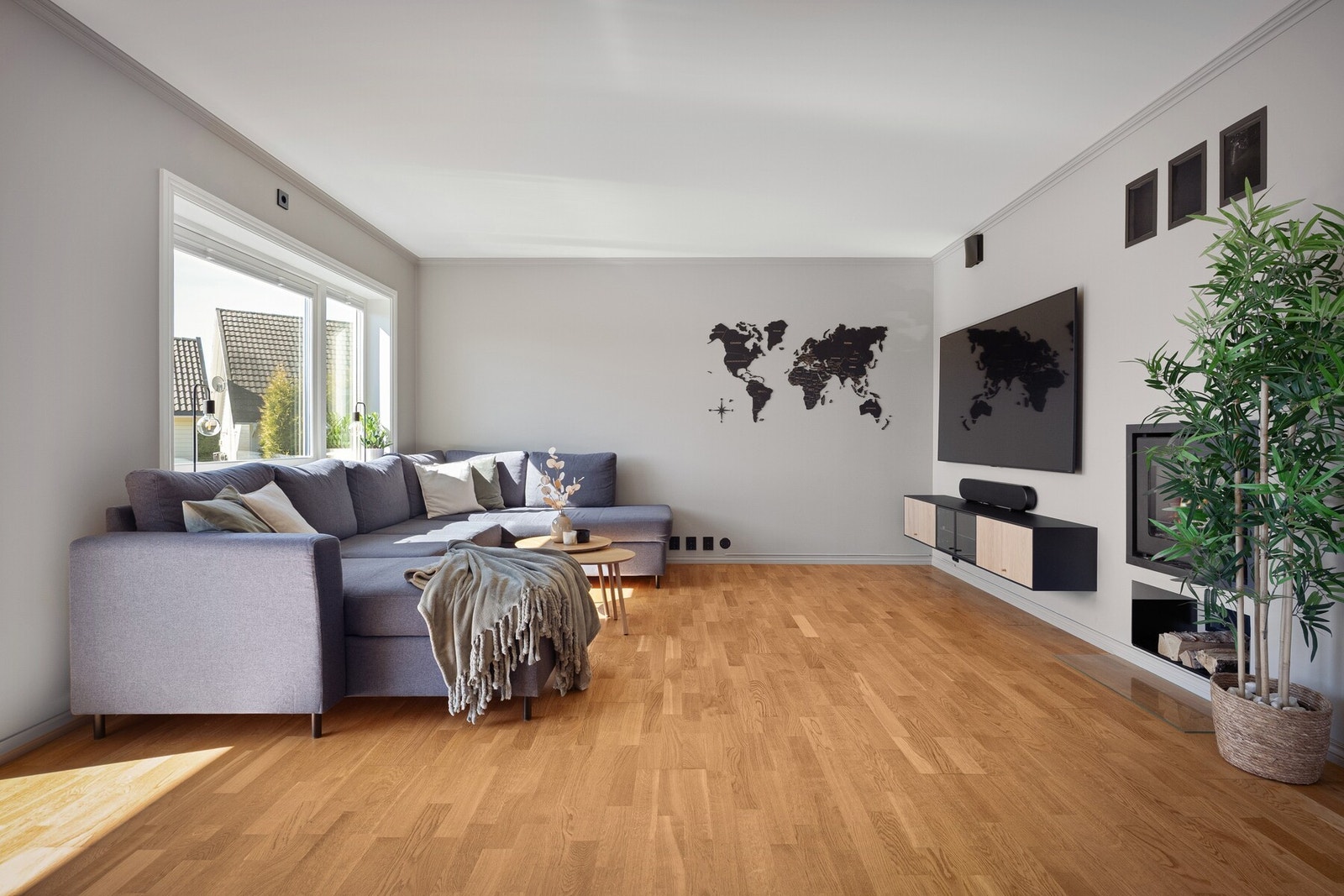 Stuen har store vindusflater som slipper inn rikelig med naturlig lys og den lukkede peisen tilfører både varme, hygge og et ekstra stemningsfullt preg til rommet. Galleribilde