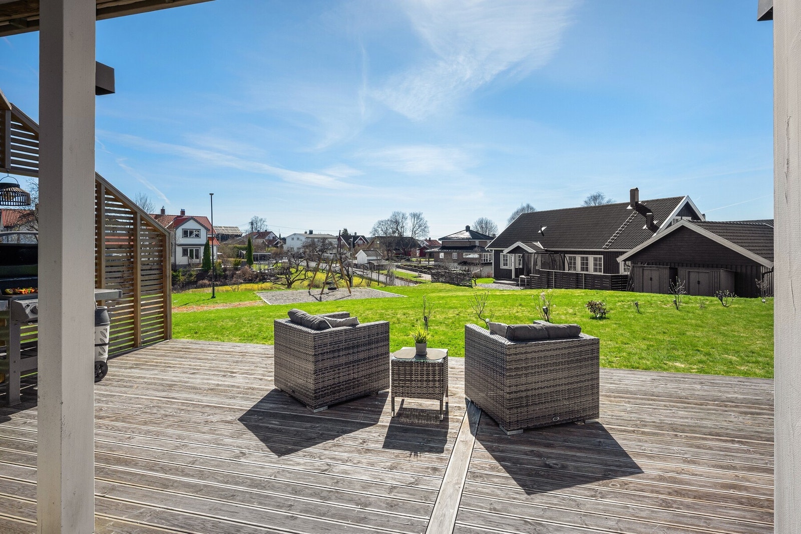 Terrassen har god plass til både sittegruppe, grill og hyggelige sammenkomster med familie og venner. Delvis overbygg og skjermede løsninger gir lune soner og gode bruksmuligheter store deler av sesongen. Galleribilde