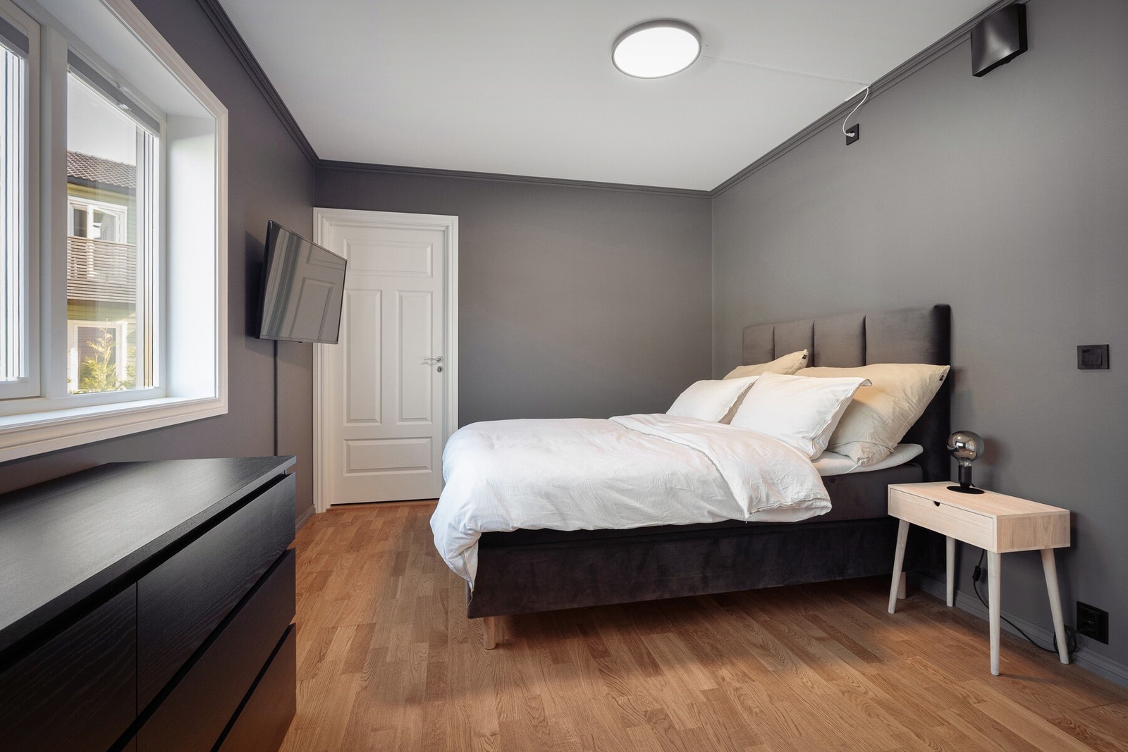 Rommet har en rolig og behagelig atmosfære med delikate fargevalg og parkett på gulv, som skaper et lunt og harmonisk uttrykk. Galleribilde