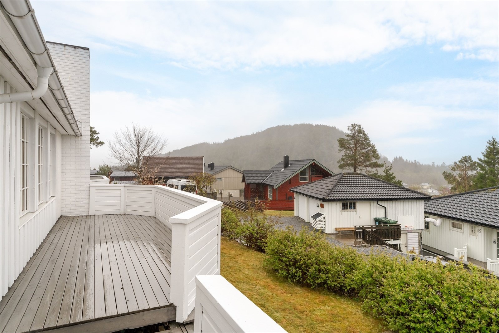 Det er en innholdsrik eiendom med et stort hus. Videre er det to garasjer på eiendommen. Galleribilde