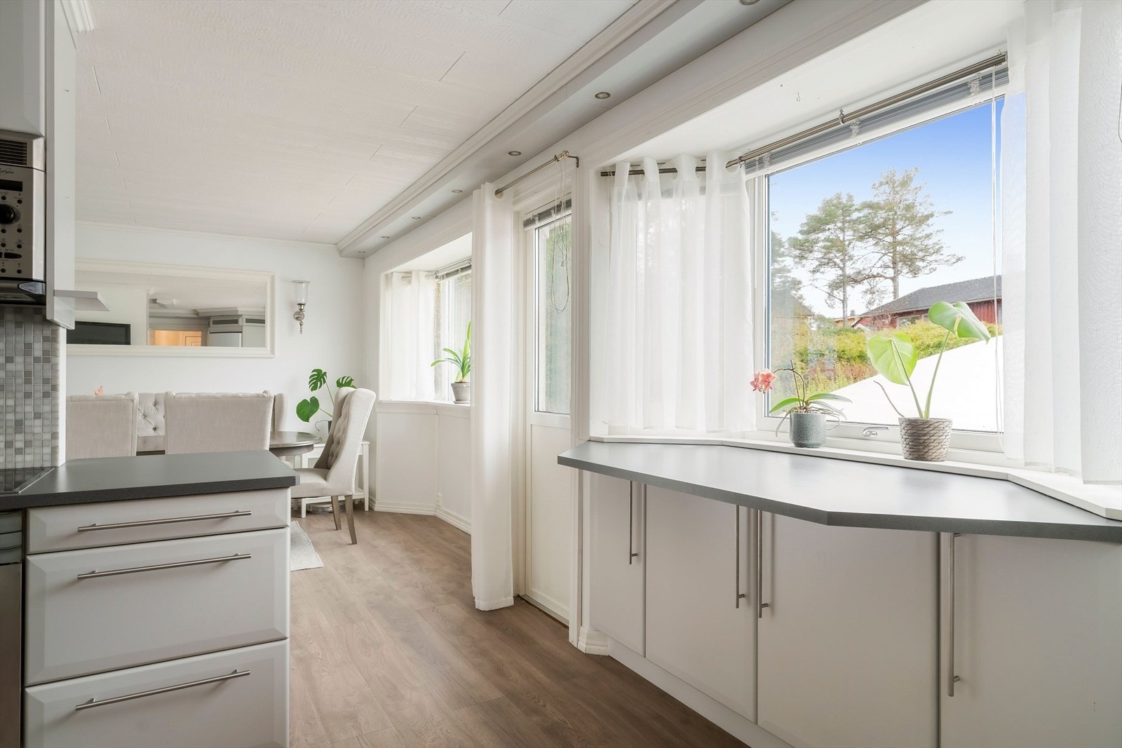 Godt med lagringsplass i både over- og underskap. Galleribilde