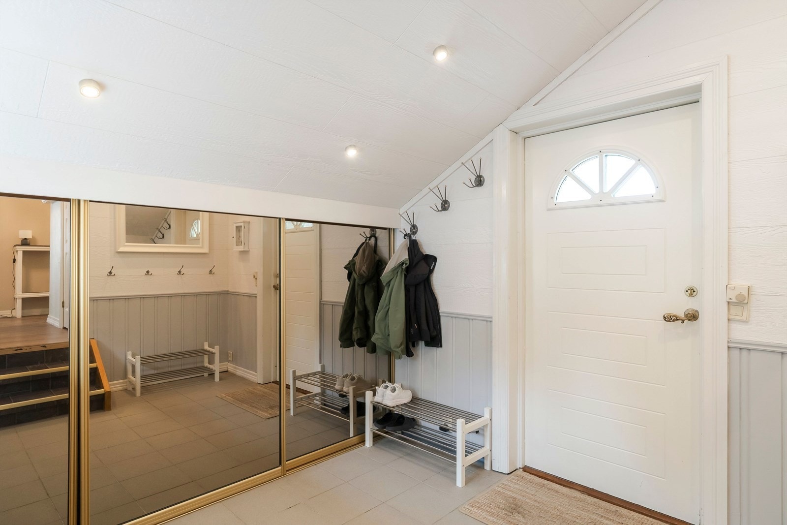 Entré med varme i gulv og skyvedørsgarderobe. Galleribilde