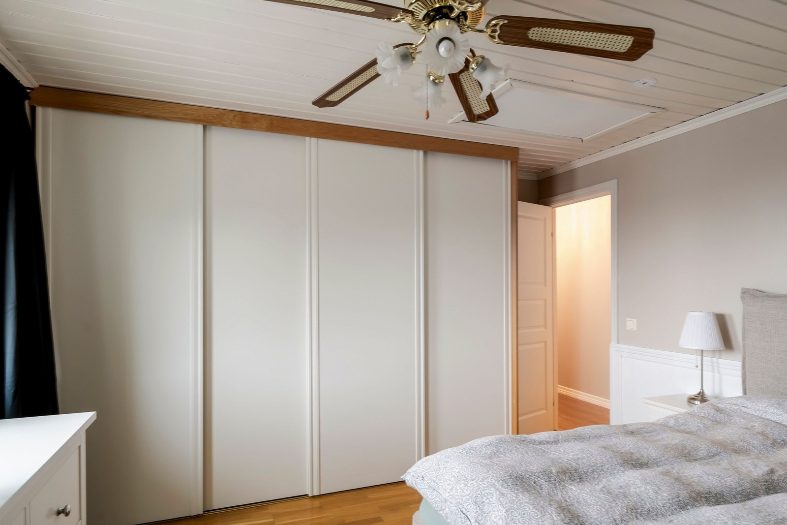 Her er det integrert skyvedørsgarderobe. Galleribilde