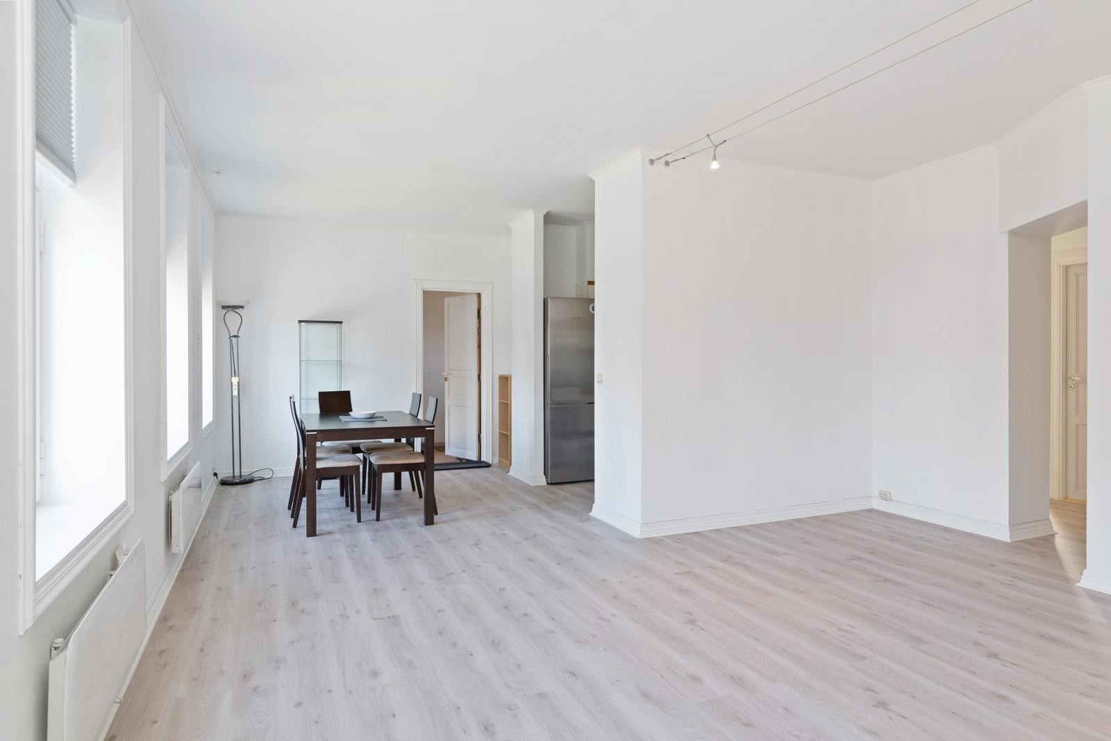 Stuen er svært romslig og har god plass til både sofagruppe og spisebord. Spisebord og stoler følger Galleribilde