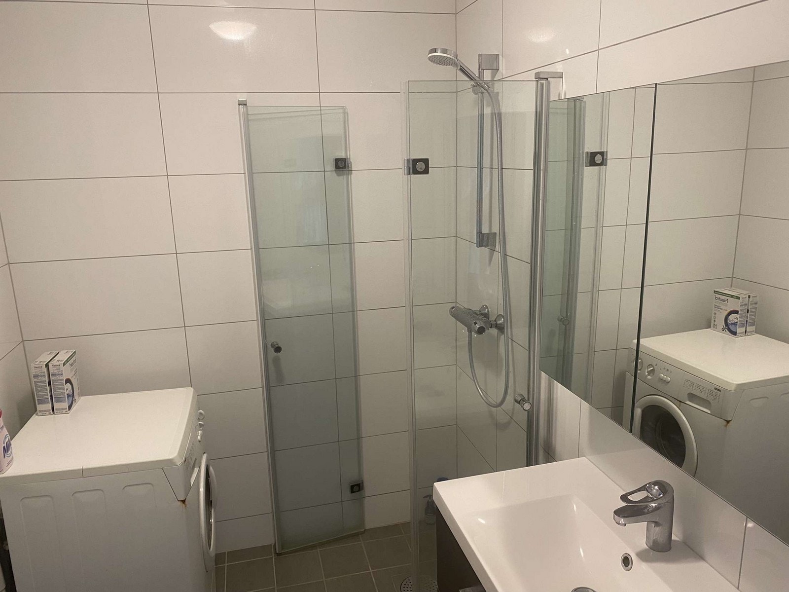 Badet har dusjhjørne med innfellbare glassdører. Galleribilde