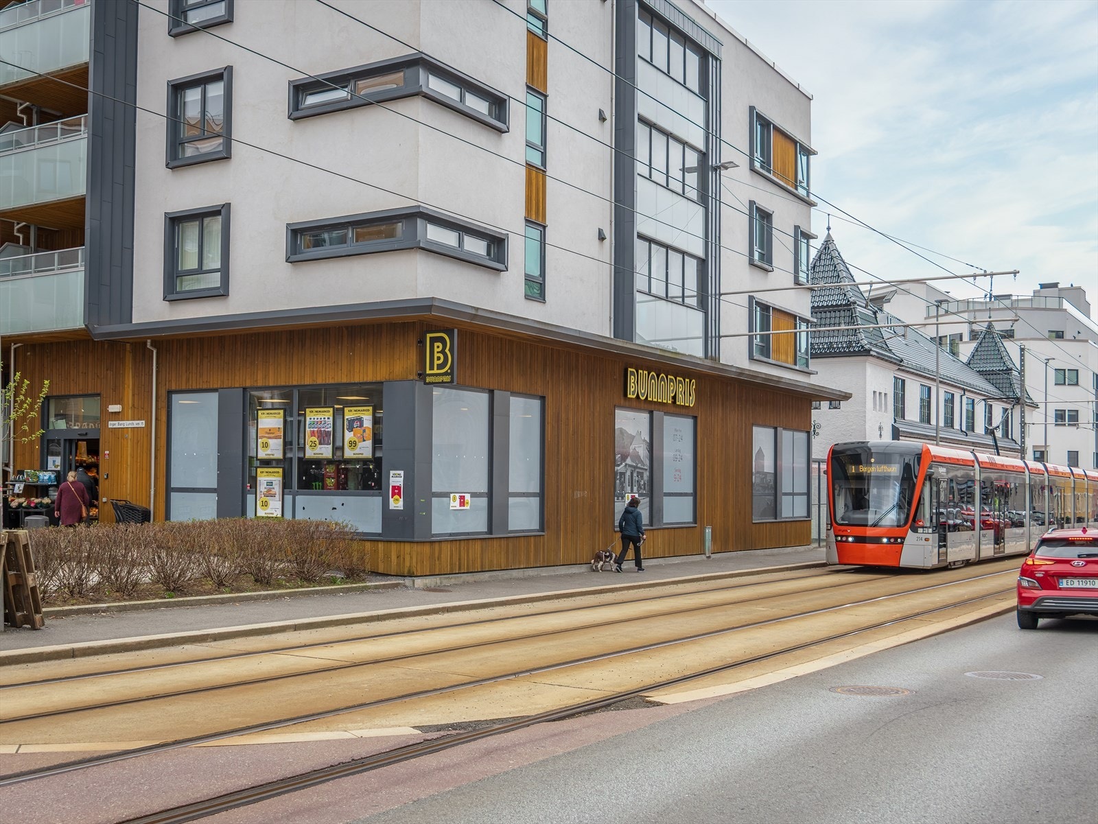 I nærområdet finner du et bredt utvalg av dagligvarebutikker (bl.a. søndagsåpen Bunnpris like over veien), treningssentre og andre servicetilbud. Galleribilde