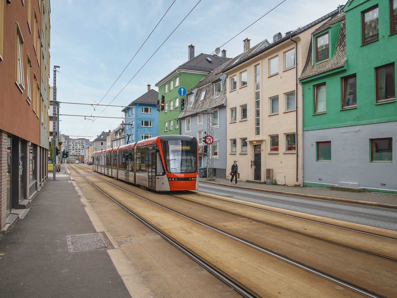 Området kjennetegnes av et godt utbygd kollektivtilbud, med bybanestopp i umiddelbar nærhet, noe som gir enkel og effektiv transport til både Bergen sentrum eller sørover mot Lagunen og Flesland. Galleribilde