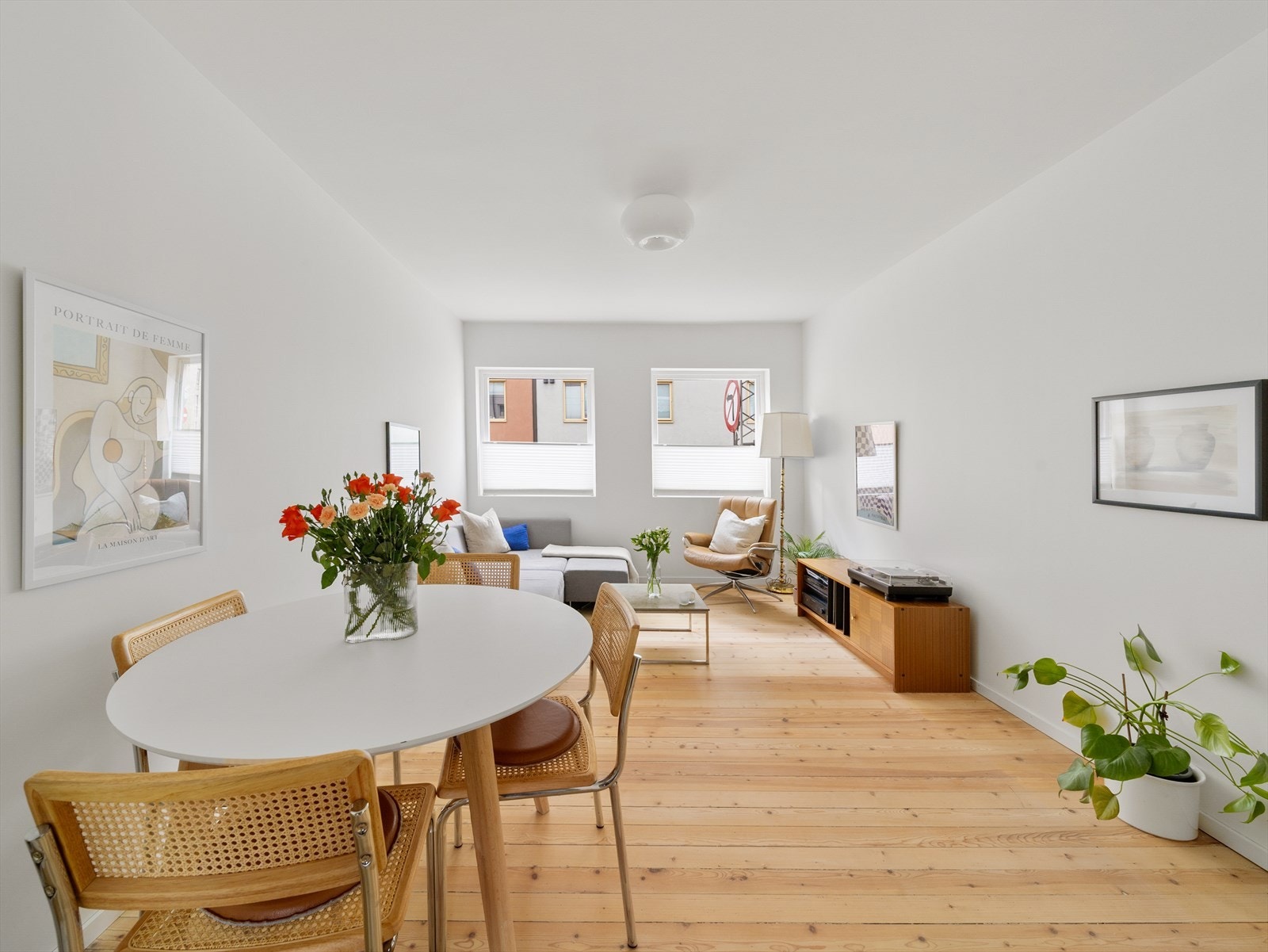 Stuen er av god størrelse og måler 15,6 m² hvor man har god plass til både sofa og spisebord. Galleribilde