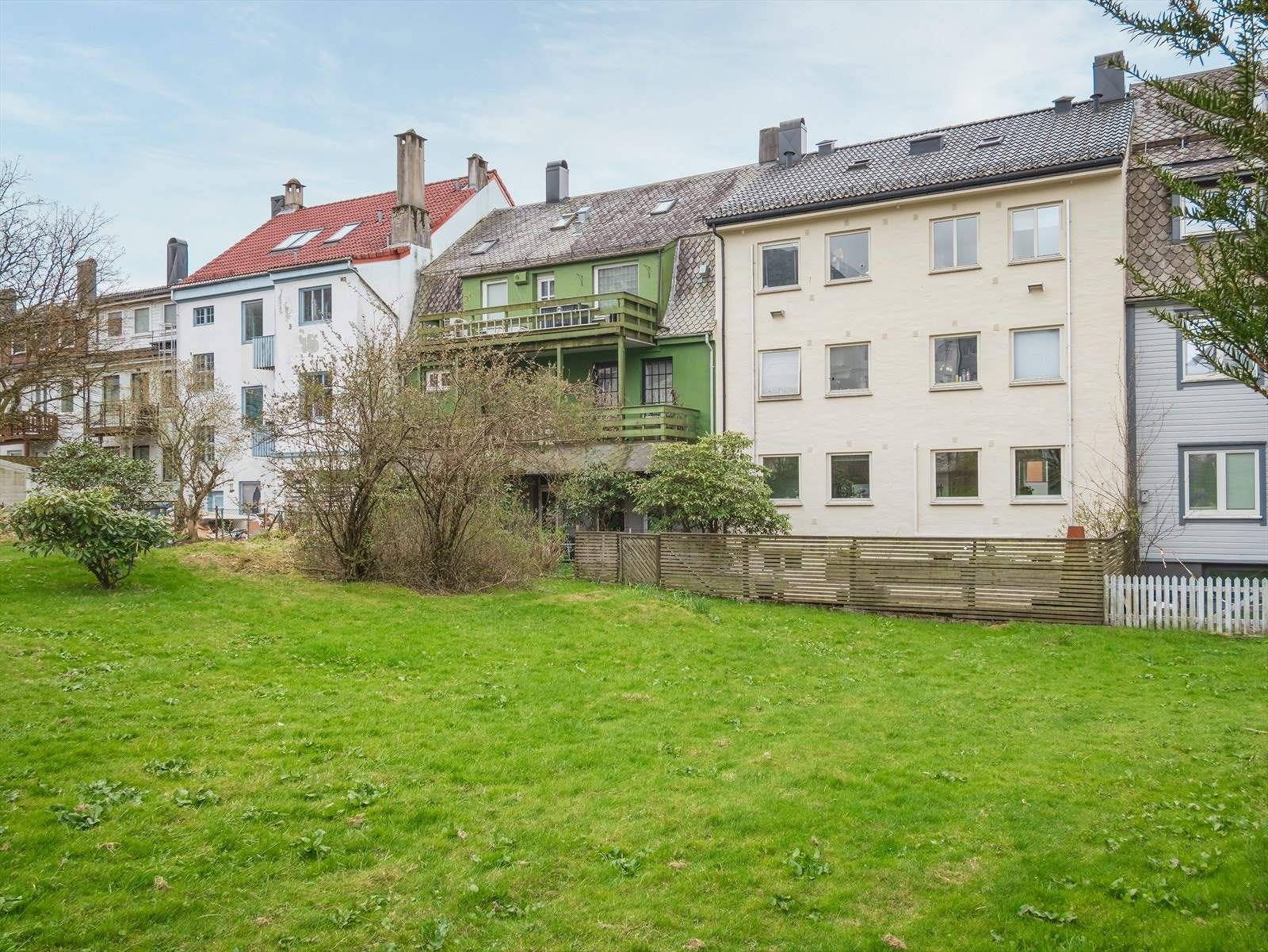 Boliglaget består av 6 stk. leiligheter. Taket ble fornyet i 2016 og fasaden ble malt i 2024. Galleribilde