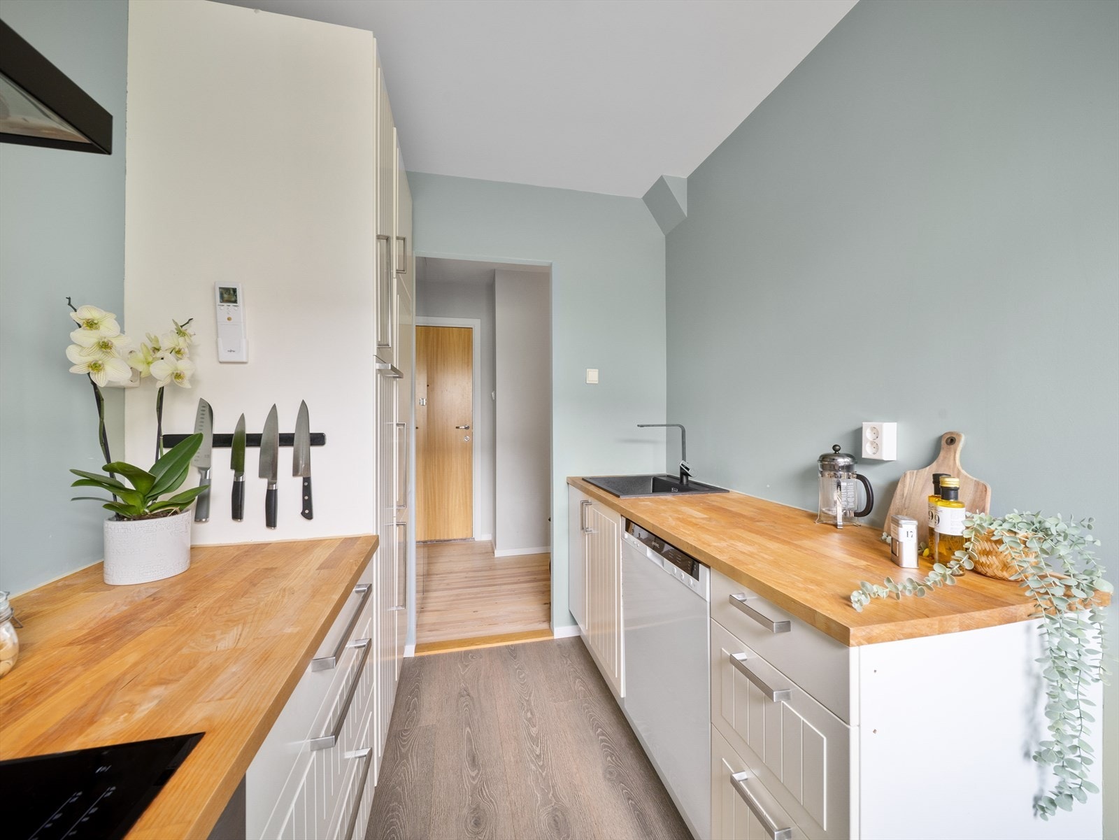 Gulvet har laminat og overflatene er malt i en behagelig fargetone. Galleribilde