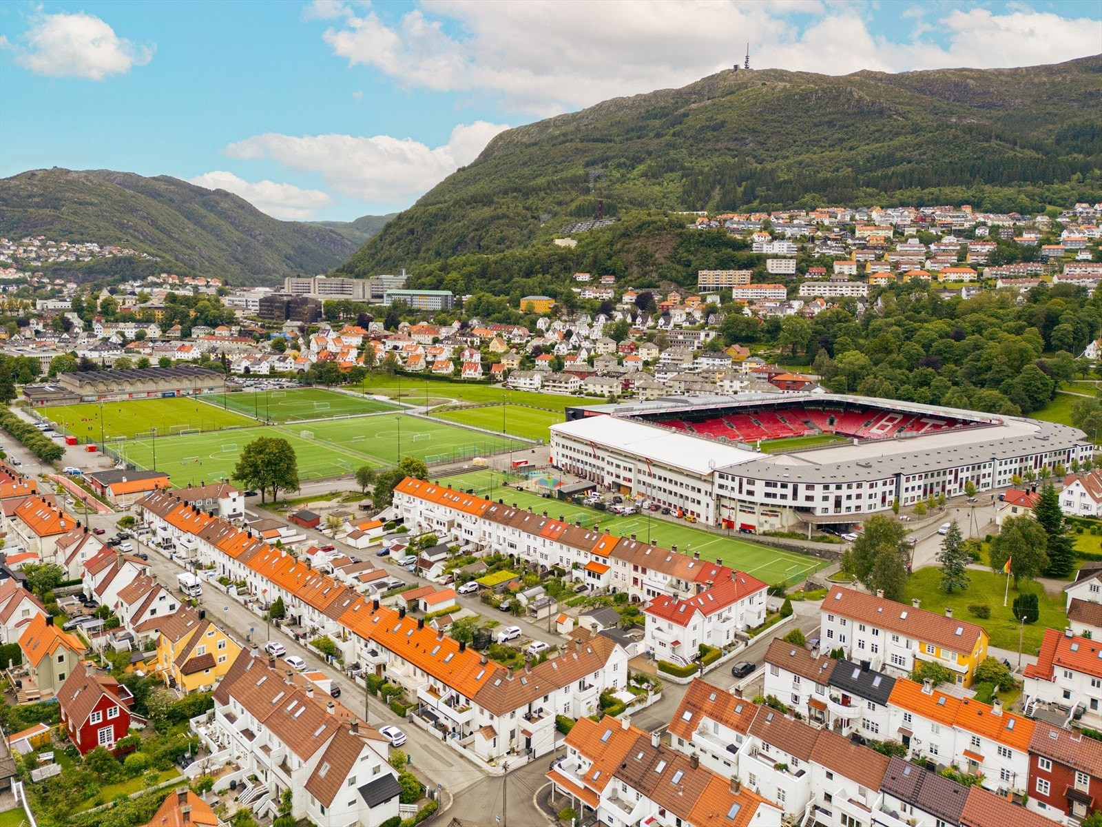 Nærområde - Brann stadion og Nymark, samt vakre Ulriken i bakgrunnen. Galleribilde