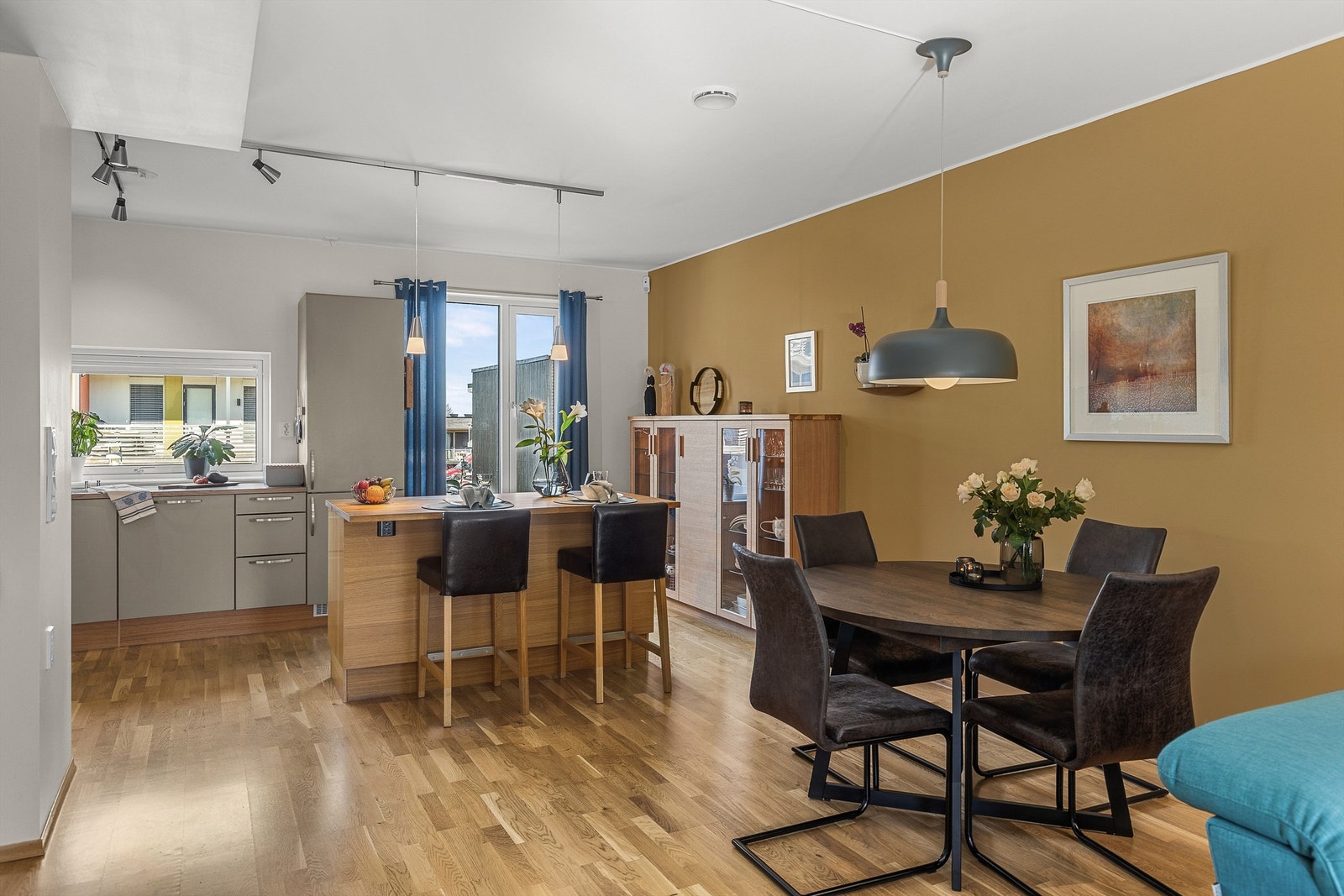 Delikat kjøkken med innredning fra HTH. Kjøkkenet har gode arbeidsflater og praktiske løsninger. Galleribilde